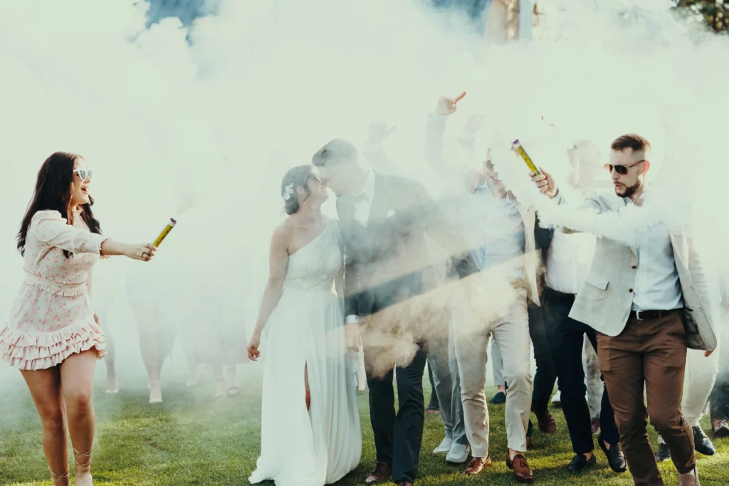 klimkowa osada ślub i wesele świece dymne na sesję ślubną race